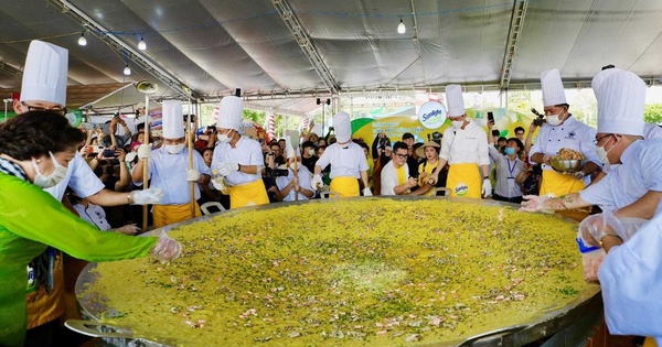 Cận cảnh bánh xèo siêu khổng lồ, 15 người đổ bánh làm từ 20kg bột