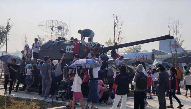 Cần xử phạt du khách vi phạm tại Bảo tàng Lịch sử Quân sự Việt Nam?