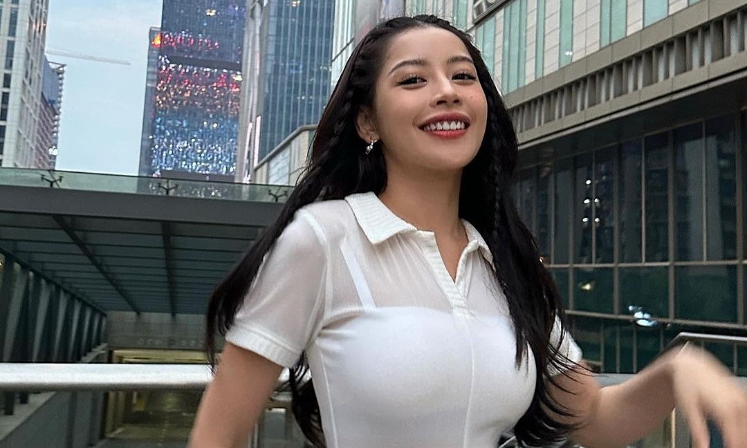 Chi Pu mặc áo mỏng dính khoe dáng trên phố Trung Quốc