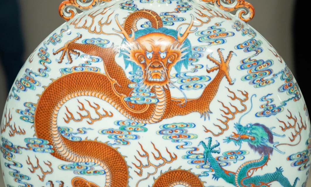 Chiếc bình thời Càn Long giá gần 14 triệu USD