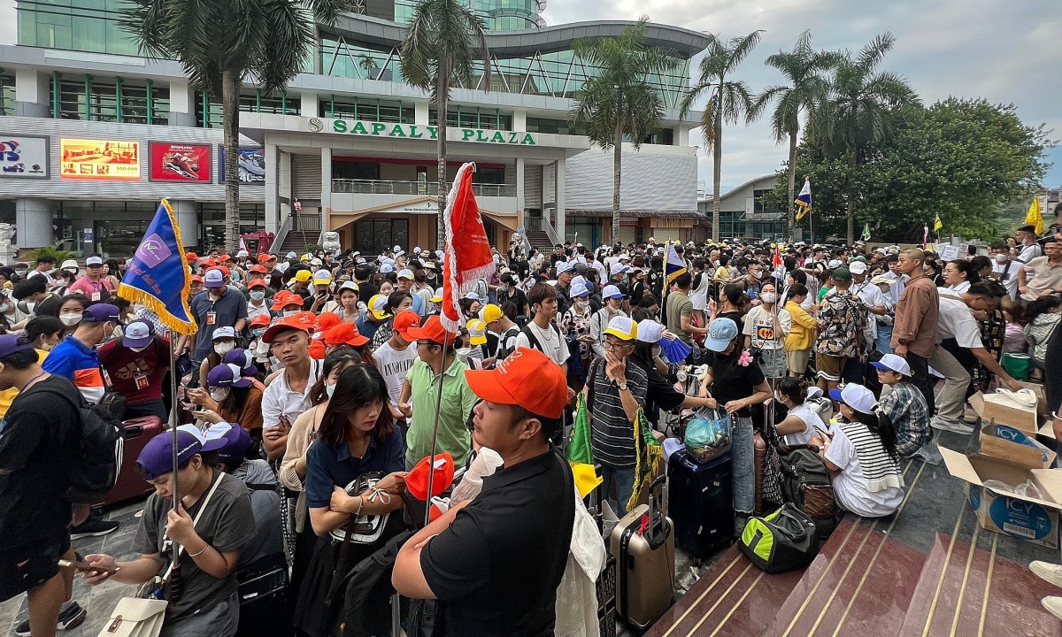 Chờ 5 tiếng để qua cửa khẩu Lào Cai sang Trung Quốc du lịch