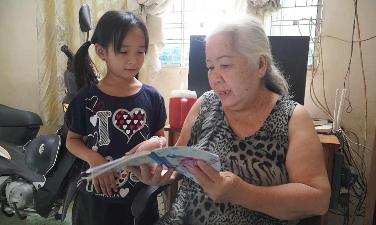 Chủ quán bánh xèo 5 năm nuôi đứa bé bị bỏ rơi