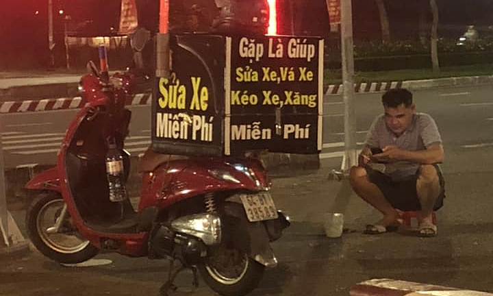 Có 1 người đàn ông 8 năm sửa xe miễn phí xuyên đêm 