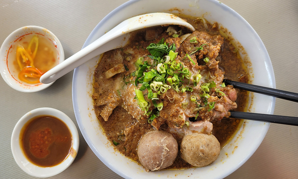 Có 1 quán hủ tiếu sa tế gốc Hoa 80 năm ở Sài Gòn