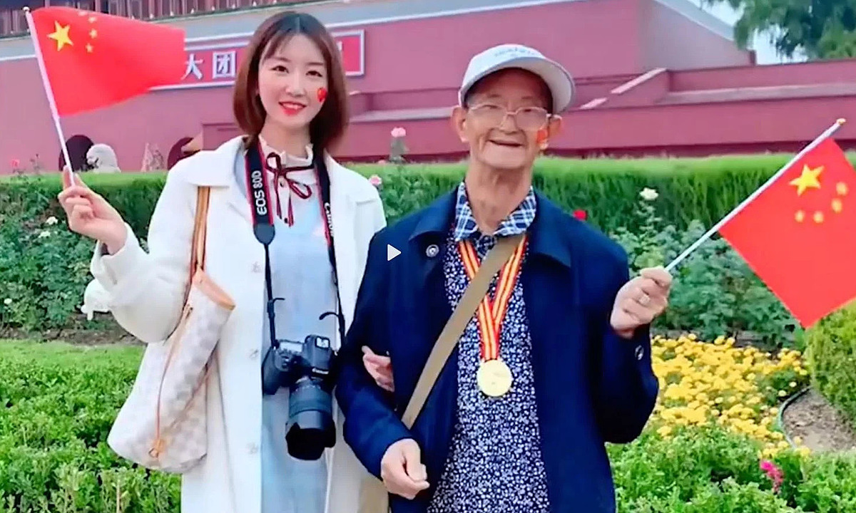 Cô gái bỏ việc lương cao để đưa ông nội ung thư đi du lịch