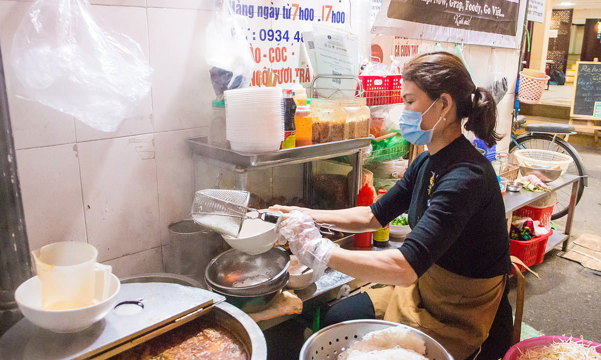 Có một hàng bún bên cây si nổi tiếng với món cá cuốn thịt