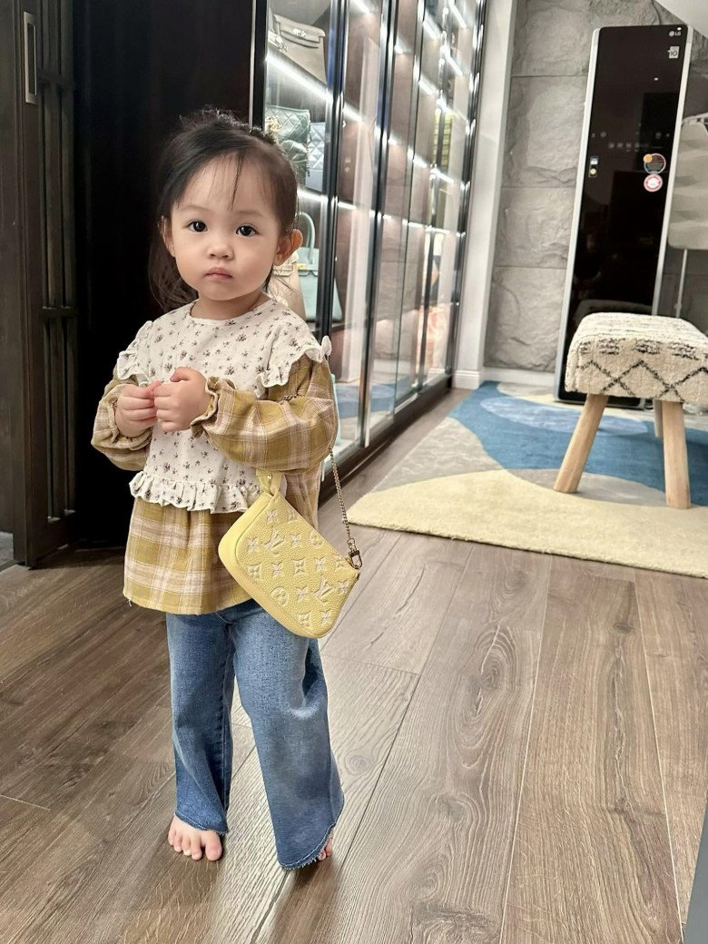 Con gái Cường Đô La mới 2,5 tuổi mà sở hữu chiều cao khiến người qua đường phải ngoái lại