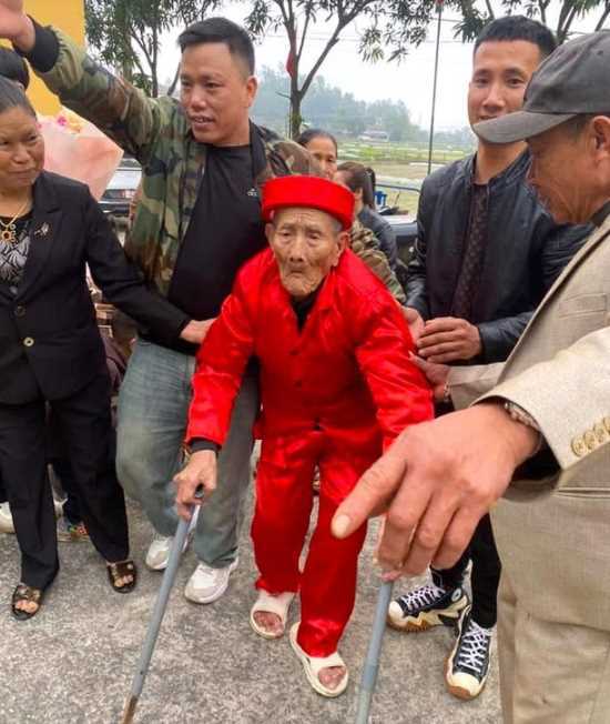 Cụ ông 112 tuổi có hơn 100 cháu chắt, tự chống gậy đi nhận lễ mừng thọ