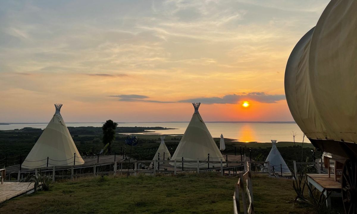 Dịch vụ khu cắm kiểu glamping trại tiện nghi kín chỗ dịp 30/4