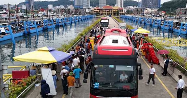 Đoàn khách gần 1.400 người của tỉ phú Ấn Độ hào hứng tham quan vịnh Hạ Long