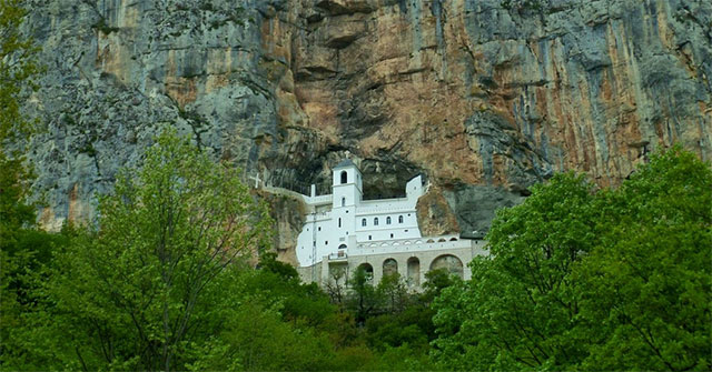Độc đáo tu viện cheo leo bên vách núi ở Montenegro