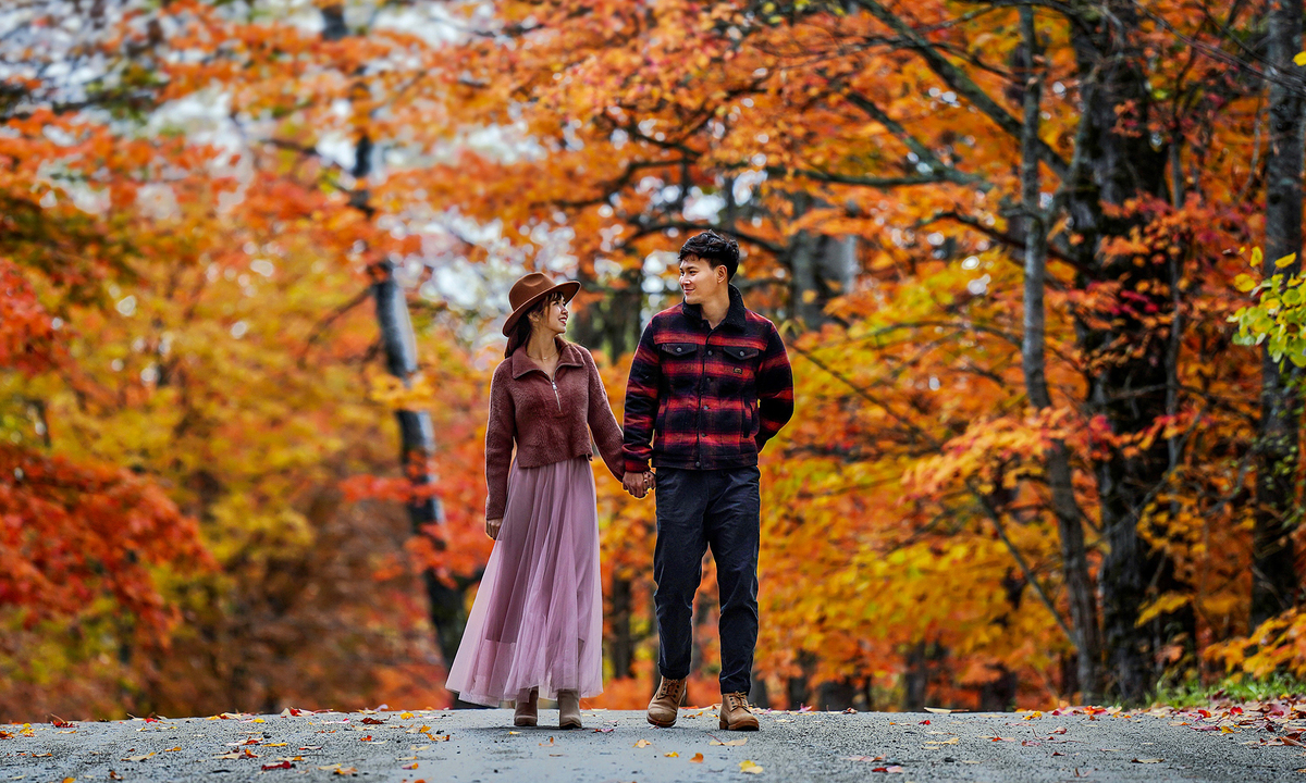 Đôi vợ chồng Việt lái xe ngắm mùa thu nước Mỹ