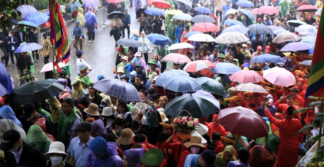 Du khách chen chân tới đền Hùng dâng hương du trời mưa to