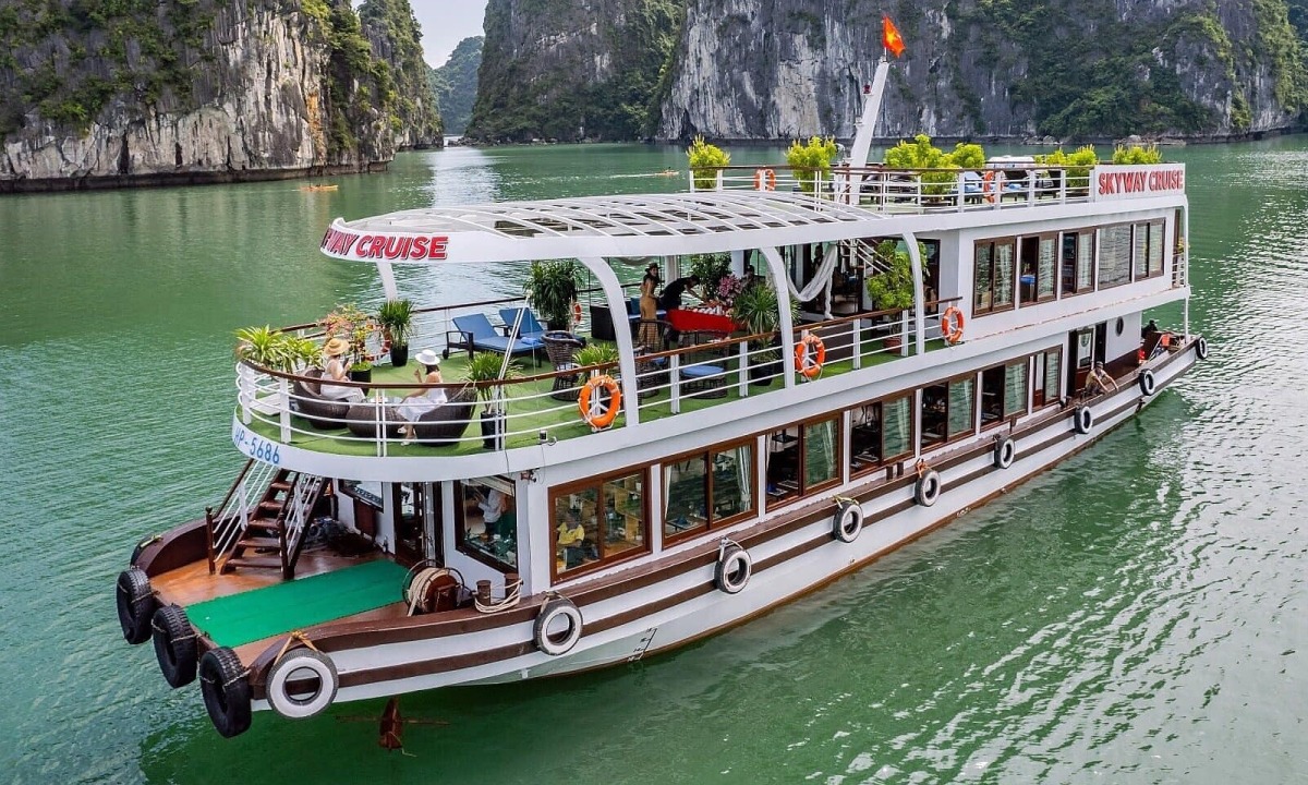 Dừng tham quan, tắm biển ở Cát Bà để tránh bão