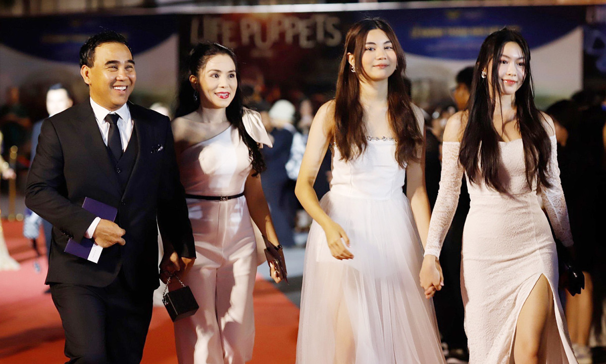 Gia đình Quyền Linh cùng dàn sao dự thảm đỏ Cánh Diều