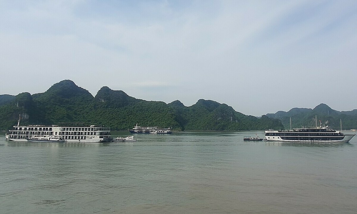 Hàng loạt khách hủy phòng, tour du thuyền vì bão Talim