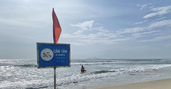 Hiện tại, 9 người bị sóng cuốn, 2 người tử vong, 1 mất tích ở biển Đà Nẵng