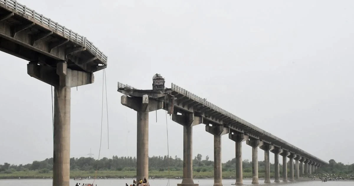 Hiện trường kinh hoàng vụ sập cầu bắc qua sông ở Ấn Độ