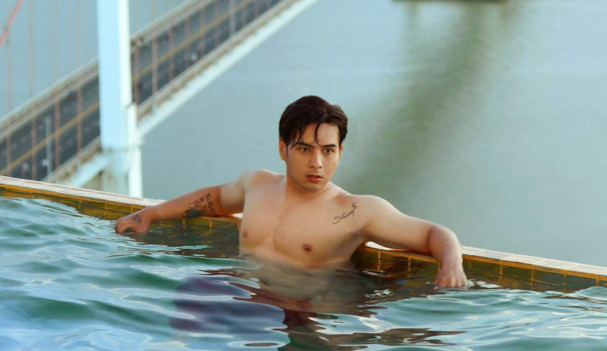 Hồ Quang Hiếu trải nghiệm bể bơi dát vàng