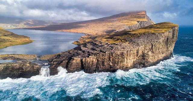 Khám phá hồ nước kỳ lạ nằm giữa không trung và đại dương