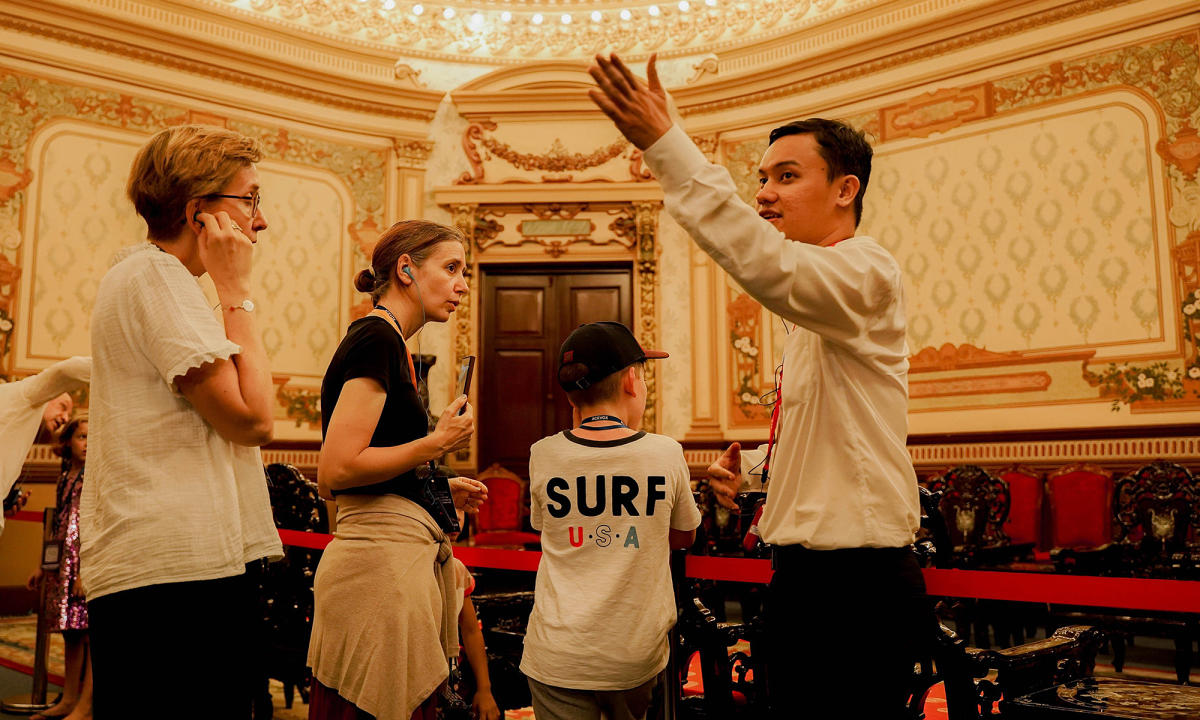 Hơn 1.500 lượt khách thăm trụ sở UBND TP HCM