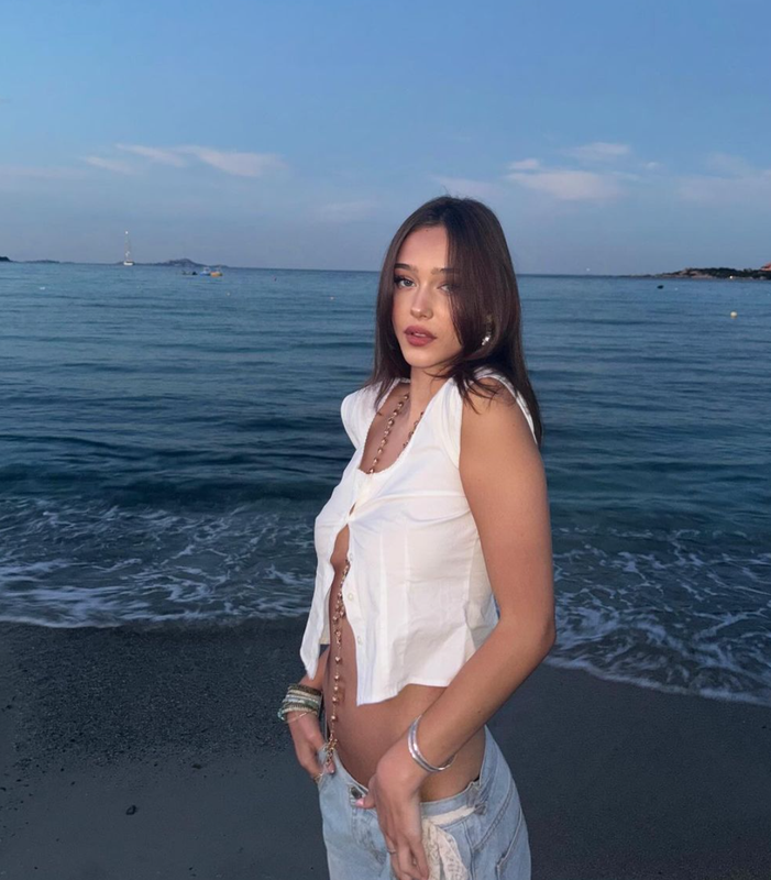 Hot girl Havanna Winteri thích diện áo ngắn bằng gang tay đi du lịch