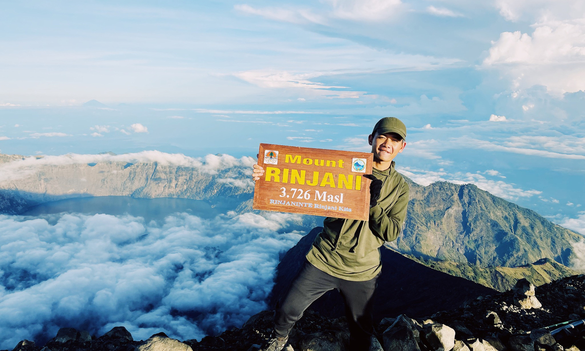 Khách Việt chinh phục núi lửa gần 4.000 m ở Indonesia