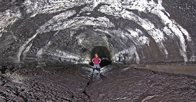 Khám pha hang động ống dung nham dài nhất thế giới ở Hawaii
