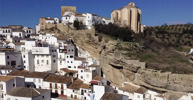 Khám phá ngôi làng tổ chim nằm dưới khối đá khổng lồ ở Tây Ban Nha