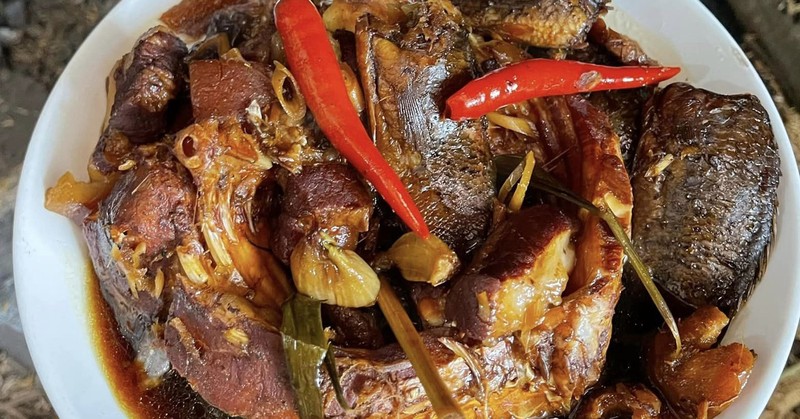Kho cá bằng nồi gang bếp củi cho thêm thứ này ngon khó cưỡng