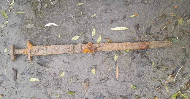 Kỳ lạ thanh kiếm Viking 1.100 năm tuổi dưới đáy sông ở nước Anh