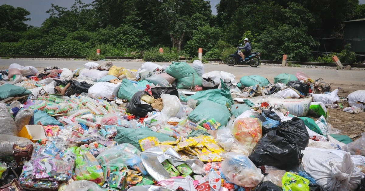 Lại xuất hiện bãi rác bánh kẹo khổng lồ tại La Phù