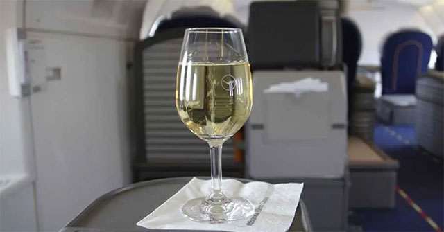 Lý do gì bác sĩ khuyên không nên uống rượu trên máy bay