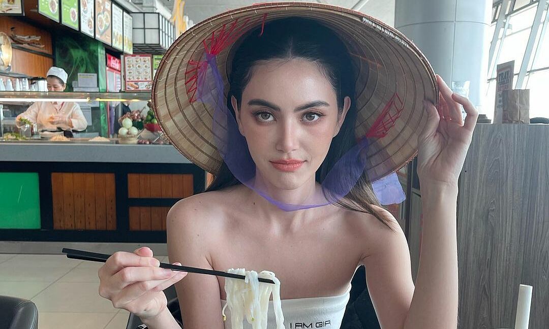'Ma nữ' Mai Davika đội nón, ăn phở ở sân bay trước khi về Thái Lan