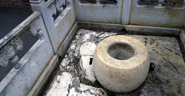 Miệng giếng Trân phi trong Cố cung rất nhỏ, làm sao Từ Hi có thể khiến vị phi tần này 'chui lọt' xuống giếng?