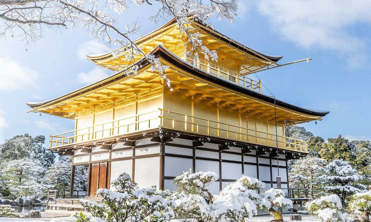 Tham quan Ngôi chùa dát vàng nổi bật trên tuyết trắng ở Nhật Bản