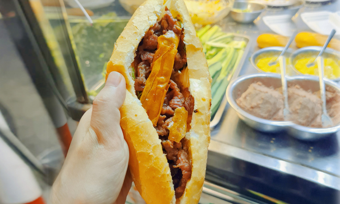 Ngon miệng với bánh mì thịt bò xào thơm nức ở Quy Nhơn