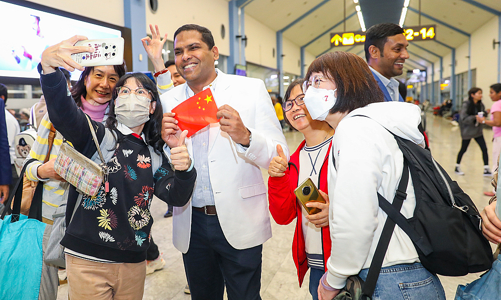 Người Trung Quốc đổ xô du lịch nước ngoài dịp 1/5