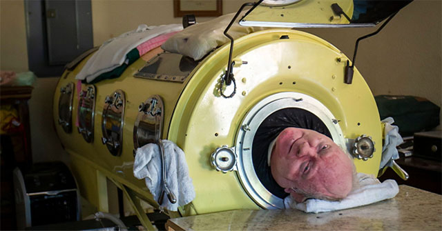 Người đàn ông 70 năm sống trong lá phổi sắt qua đời ở tuổi 78