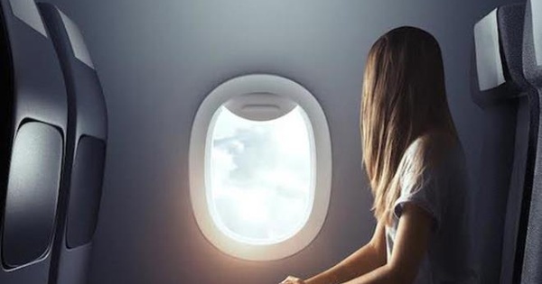 Nguyên nhân máy bay cất cánh và hạ cánh phải mở tấm che cửa sổ là gì?