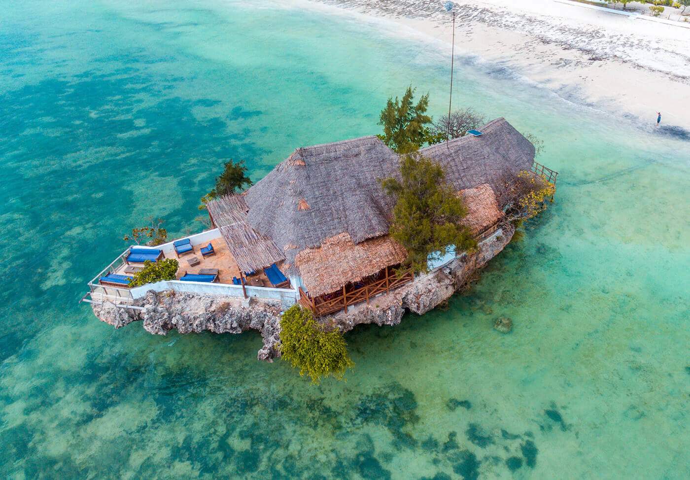 Nhà hàng nằm trên tảng đã giữa biển nằm giữa Ấn Độ Dương