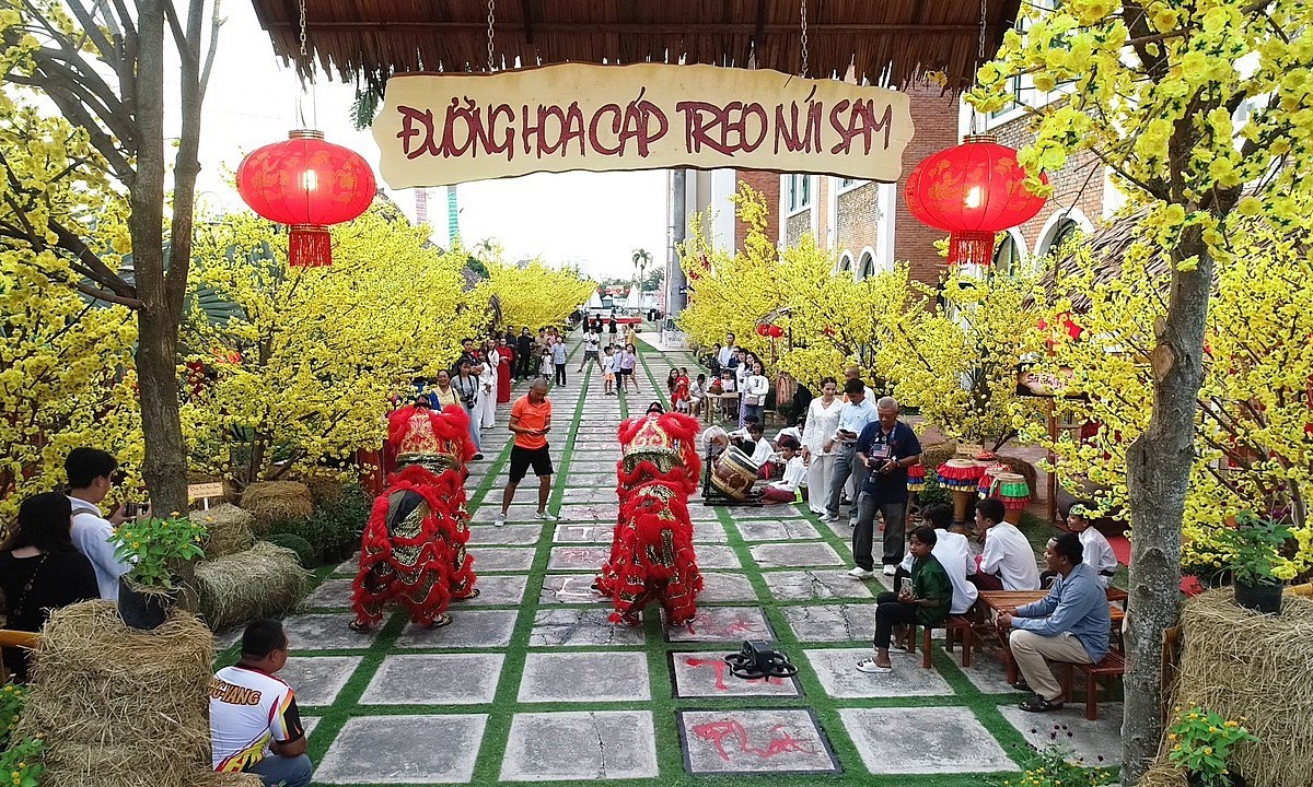 Nhiều điểm check-in tại phố đi bộ khu du lịch Cáp treo Núi Sam