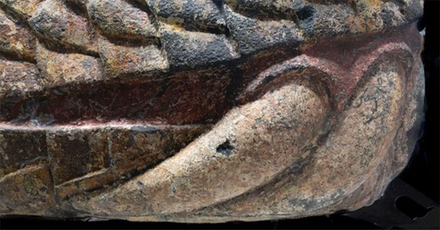 Nhờ động đất làm báu vật 1,3 tấn hiện ra giữa trường đại học