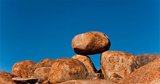 Những viên bi của quỷ: Sự cân bằng bí ẩn của thiên nhiên nước Úc