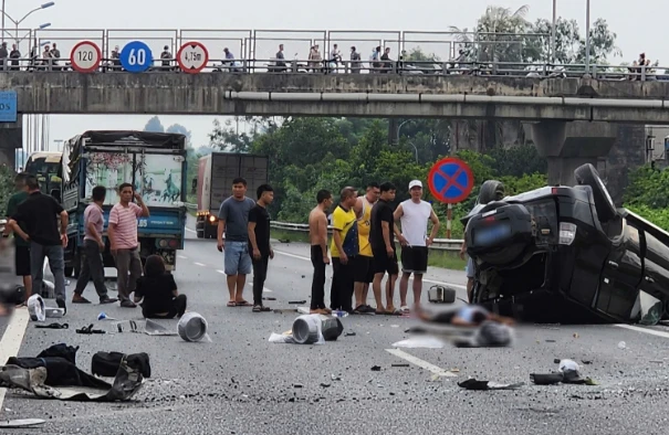 Ô tô 7 chỗ lật ngửa, biến dạng sau va chạm với xe khách
