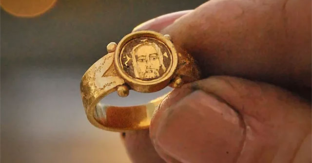 Phát hiện nhẫn bằng vàng ròng từ thời Trung Cổ khắc hình Chúa Jesus