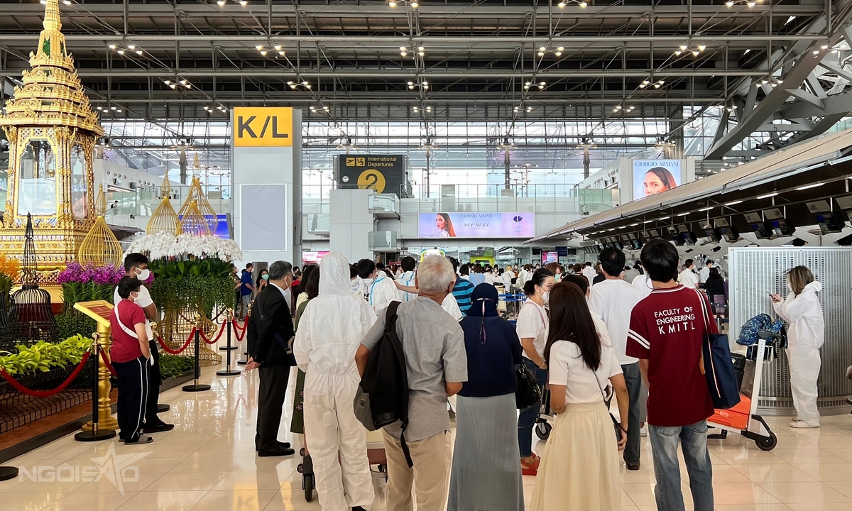 Quá đông khách, sân bay Thái Lan yêu cầu check-in sớm 5 tiếng