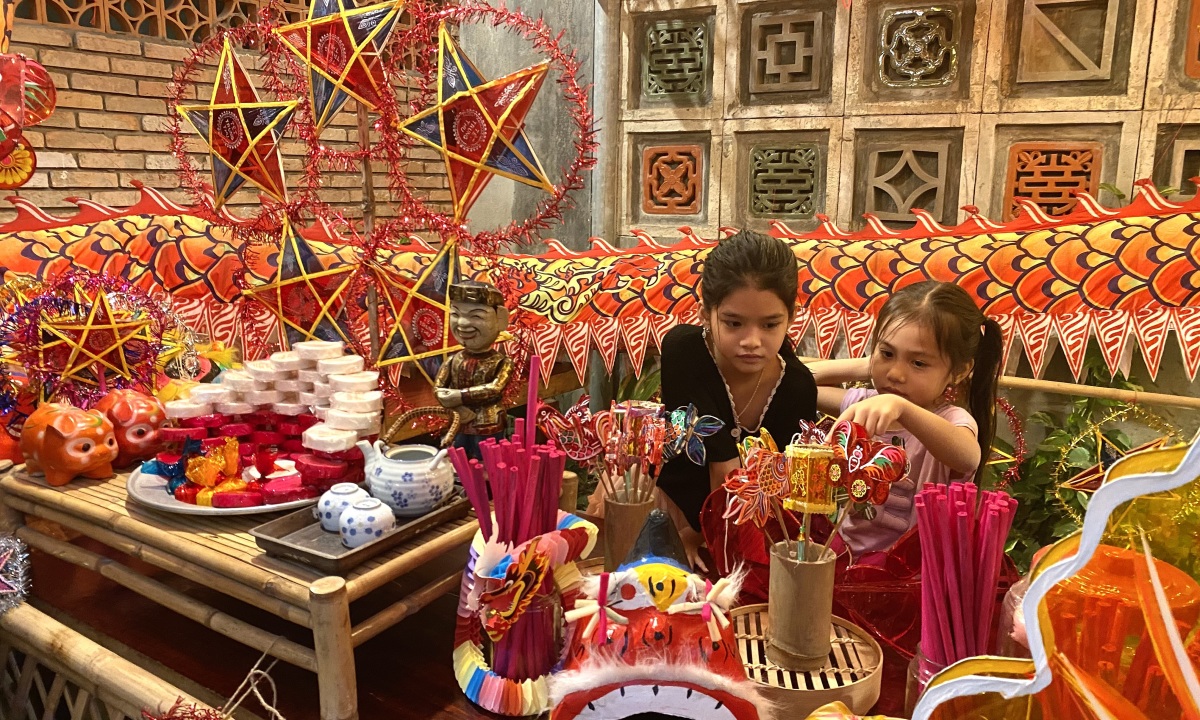 Quán cà phê trang trí Trung thu như vườn cổ tích