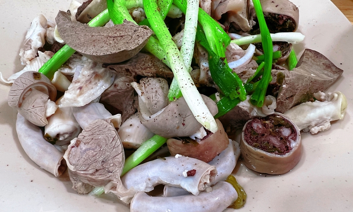 Quán cháo lòng Nam Định nườm nượp khách ở Sài Gòn