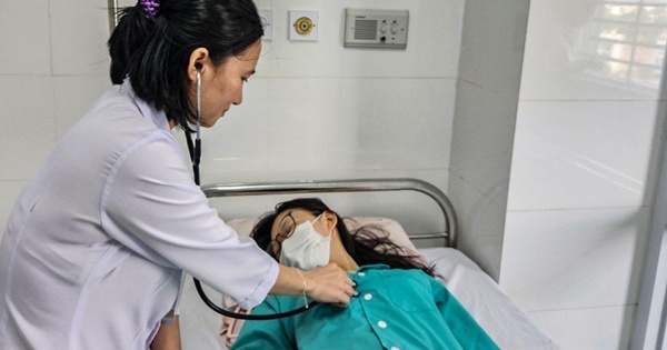 Sau ăn cơm gà trước cổng trường, khoảng 10 học sinh ở Nha Trang nhập viện